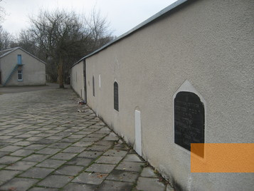 Image: Klaipėda, 2011, Memorial wall with gravestones, Stiftung Denkmal
