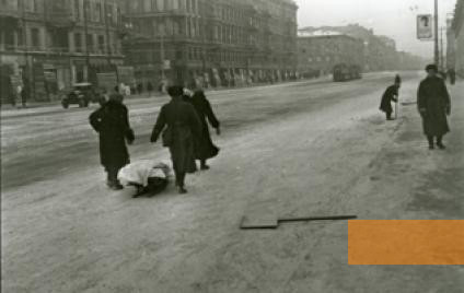 Image: Saint Petersburg (Leningrad), 1941–44, residents pull a coffin along Nevsky Prospekt, Deutsch-Russisches Museum Berlin-Karlshorst , Nikolay Chandogin