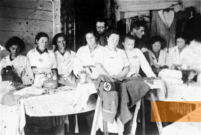 Bild:Glubokoje, 1941-1943, Jüdische Frauen bügeln deutsche Uniformen im Ghetto, www.jewishgen.org/yizkor/Hlybokaye/Hlybokaye.html