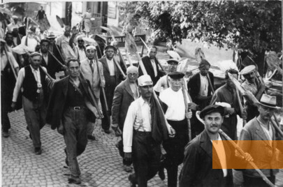 Bild:Szeged, um 1940, Jüdische Männer auf dem Weg zur Zwangsarbeit, Móra Ferenc Múzeum, Szeged