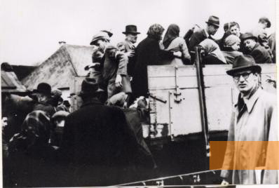 Bild:Stropkkau, 1942, Juden aus Stroppkau (slowakisch: Stropkov) werden nach Preschau verschleppt, um sie von dort aus zu mit der Bahn zu deportieren, Múzeum SNP