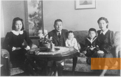 Bild:Kaunas, 1939, Sugihara und seine Familie, Sugiharos namai