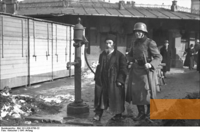 Image: Cracow, 1941, Raid by German order police in Kazimierz, Bundesarchiv, Bild 101I-030-0780-23