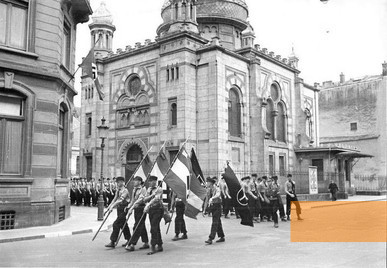 Image: Luxembourg (City), about 1942, Nazi march in front of the Old Synagogue during the time of the German occupation, public domain