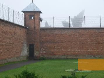 Bild:Kaunas, 2004, Teil des IX. Fort mit Monument im Hintergrund, Stiftung Denkmal