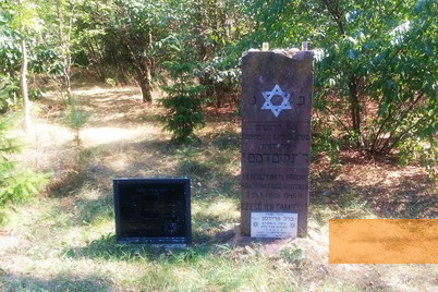Image: Kielce, 2015, Headstone at the mass grave of the pogrom's victims on the Jewish Cemetery, Stiftung Denkmal
