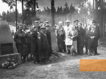 Image: Viļāni, 1950s, Jewish survivors during a commemorative ceremony on August 4, Muzejs »Ebreji Latvijā«