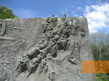 Bild:Berlin, 2010, Detailansicht am Relief: Republikaner fliehen aus Spanien, Stiftung Denkmal