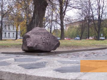 Image: Riga, 2005, Memorial stone next to the ruins of the Great Choral Synagogue, Stiftung Denkmal, Adam Kerpel-Fronius