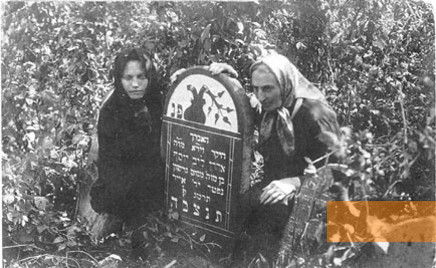 Image: Mir, 1922, Fanny Gorodeijski and her mother at Fanny's grandfather's grave, http://pages.uoregon.edu/rkimble/Mirweb/MirSiteMap.html