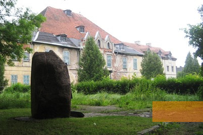 Image: Steinort, 2010, Memorial stone and castle, Stiftung Denkmal