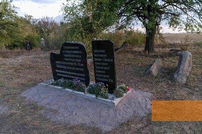 Image: Samhorodok, 2019, Memorial stone at the Jewish cemetery for the Jews shot there, Stiftung Denkmal, Anna Voitenko