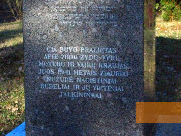 Bild:Rainiai, 2004, Inschrift auf Litauisch und Hebräisch, Stiftung Denkmal