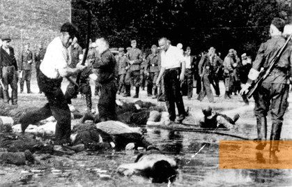 Image: Kaunas, 1941, Scene of the massacre at the Lietūkis garage, Yad Vashem