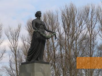 Image: Saint Petersburg, 2005, »Mother Russia« monument at the Cemetery, Stiftung Denkmal
