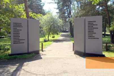 Bild:Glubokoje, 2013, Gedenkanlage für die Opfer der Kriegsgefangenenlager, avner