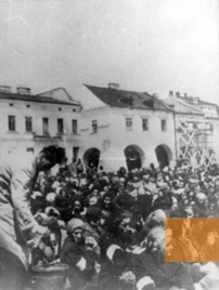 Image: Tarnów, 1942, Jews prior to their deportation, Yad Vashem