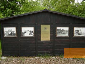 Bild:Mühlberg, 2004, Informationstafel auf dem ehemaligen Lagergelände, Graham Johnson