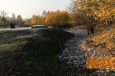 Image: Khazhyn, 2019, Stones mark the outlines of the mass grave, Stiftung Denkmal, Anna Voitenko