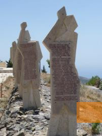 Image: Amiras, undated, The figures with affixed plaques with the names of victims, www.kreta-wiki.de, Anette Windgasse