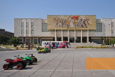 Bild:Tirana, 2009, Fassade des Museums, Predrag Bubalo