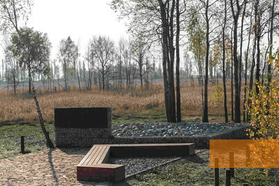 Image: Barashi, 2019, Memorial and information stele at the mass grave, Stiftung Denkmal, Anna Voitenko