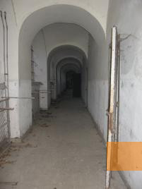 Bild:Stara Gradiška, 2007, Gang im ehemaligen Gefängnis, Vjeran Pavlaković