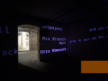Bild:Berlin, 2013, Lichtinstallation mit Namen von Gefangenen, Gedenkort Papestraße, Harry Weber