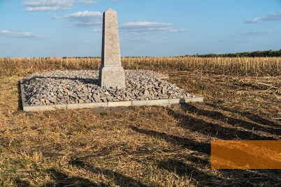 Bild:Samhorodok, 2019, Obelisk aus der Nachkriegszeit und neue Bedeckung des Massengrabs, Stiftung Denkmal, Anna Voitenko
