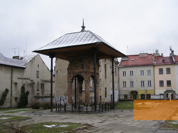 Bild:Tarnów, 2009, Die Bima – das einzig erhaltenes Fragment der Alten Synagoge, magro_kr
