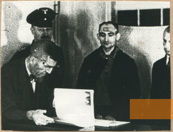 Image: Brandenburg an der Havel, 1942, Photograph of two prisoners in Brandenburg-Görden, still from a Nazi propaganda film, Stiftung Brandenburgische Gedenkstätten