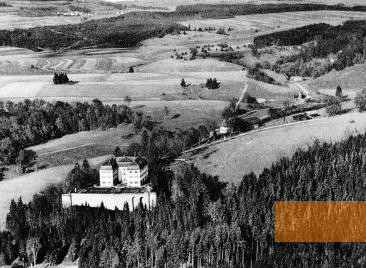 Bild:Gomadingen, 1935, Luftaufnahme des Schlosses Grafeneck, Gedenkstätte Grafeneck