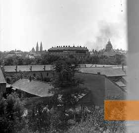 Bild:Szeged, 1944, Die Stadt nach einem alliierten Bombenangriff mit der Synagogenkuppel rechts im Bild, Fortepan, hu, No. 21262