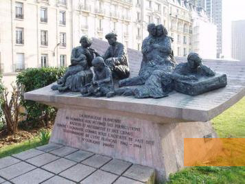 Bild:Paris, 2005, Das Denkmal für die Gefangenen des Vélodrome d'Hiver am Quai de Grenelle, Stiftung Denkmal