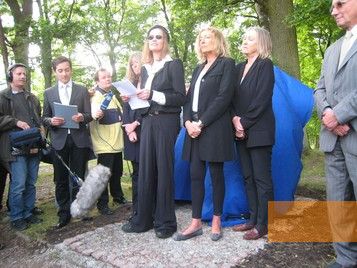 Image: Steinort, 2009, Heinrich Graf von Lehndorff's daughters, from the left: Catharina, Vera, Eleonore and Gabriele in front of the covered memorial stone, Kilian Heck