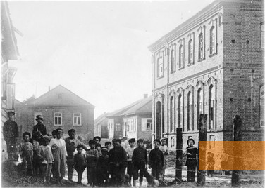Image: Mir, before 1932, Old photo of the synagogue in Mir, http://pages.uoregon.edu/rkimble/Mirweb/MirSiteMap.html