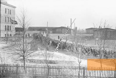 Image: Shiauliai, 1942, The ghetto residents returning from work in the military uniform department in Shiauliai, Šiaulių »Aušros« Muziejus
