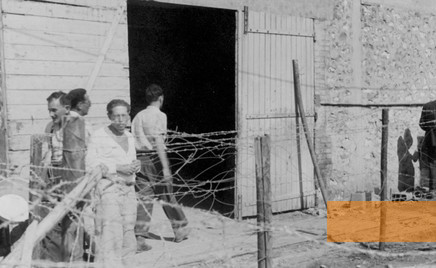 Image: Les Milles, 1940, German-Jewish writer Lion Feuchtwanger (1884–1958) behind barbed wire, Fondation du camp des Milles-Mémoire et Éducatio