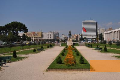 Bild:Tirana, 2009, Statue des Nationalhelden Skanderbegs, im Hintergrund das Museum, Predrag Bubalo
