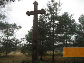 Bild:Heydekrug, 2011, Kreuz zum Gedenken der Opfer des Kriegsgefangenenlagers, Stiftung Denkmal