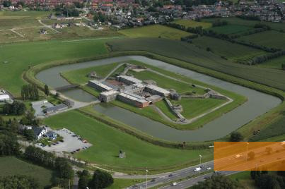 Bild:Breendonk, 2000, Luftbild der Festungsanlage, Museum Nationaal Gedenkteken Fort Breendonk