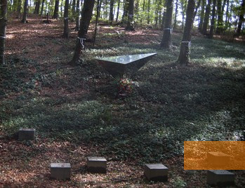 Bild:Zagreb, 2012, Denkmal im Tal des Parks mit symbolischen Grabsteinen, Stiftung Denkmal, Philipp Sukstorf