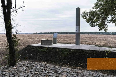 Image: Lypovets, 2019, Memorial and information stele at the mass grave, Stiftung Denkmal, Anna Voitenko