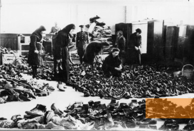 Bild:Szeged, 1945, Mit der Erlaubnis der sowjetischen Besatzungsbehörden sortieren jüdische Überlebende Schuhe deportierter Juden in der Synagoge, Móra Ferenc Múzeum, Szeged