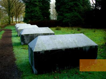 Bild:Westerbork, 2006, Fünf Särge stehen symbolisch für die Zielorte der Deportationen, Ronnie Golz