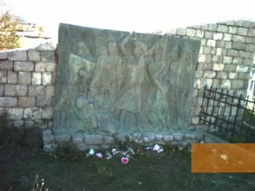 Bild:Borova, 2007, Denkmalanlage für die Opfer des Massakers, public domain