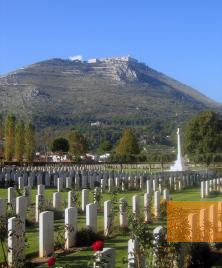 Bild:Montecassino, 2005, Commonwealth-Friedhof mit Abtei im Hintergrund, Barry Arnold.