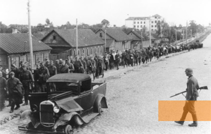 Image: Minsk, Juli 2, 1941, Soviet POWs under German guard, Bundesarchiv, Bild 146-1982-077-11