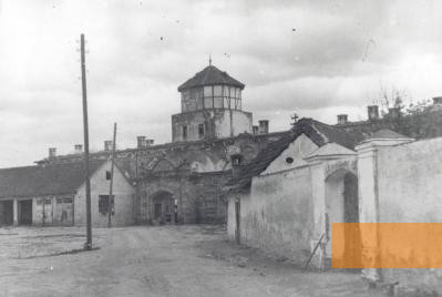 Bild:Stara Gradiška, 1944, Der Lagerbereich von außen, Hrvatski povijesni muzej