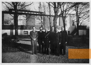 Image: Erfurt, 1938, The brothers Ernst Wolfgang (3rd from right) and Ludwig Topf (left) and relatives in front of his villa. Between 1933 and 1945 they bore the sole responsibility for the company, Sammlung Hartmut Topf